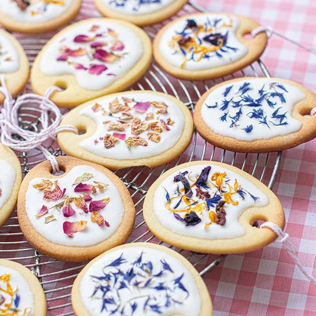 Poches à Douille Avec Glaçage Royal De Couleur Pastel Pour Décorer Les  Biscuits Au Sucre De Pâques.