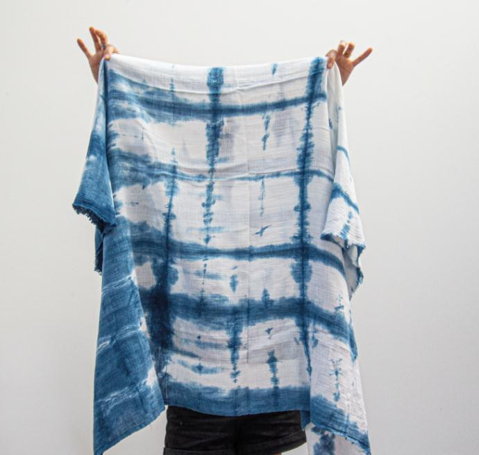 La teinture de cravate aiguamarine de laine de vague